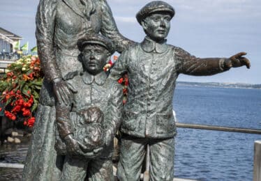 Annie Moore Statue Titanic Experience Cobh_master