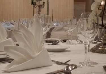 ballroom-close-up-table-setting-walter-raleigh-hotel-youghal-cork-source-jmc-3.4mb