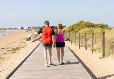 couple-on-boardwalk-youghal-cork-kachmarsky-pure-cork-source-aileen-murray-living-youghal-july25